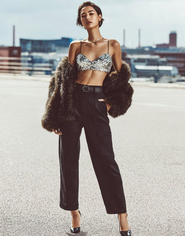 Summer Casual V-Neck Sling Top Ultra-Short Length Women's Clothing Fashionable Trendy Strapless Outfit for Warm Weather