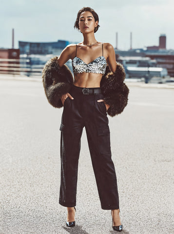 Summer Casual V-Neck Sling Top Ultra-Short Length Women's Clothing Fashionable Trendy Strapless Outfit for Warm Weather